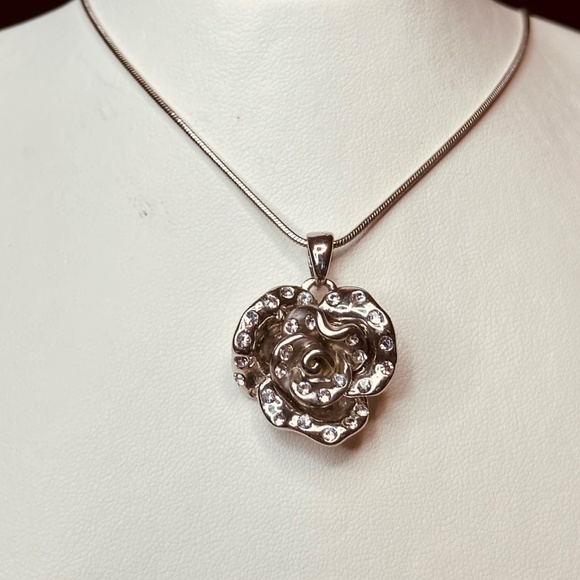 Silver Tone Rose Shaped Pendant w/Clear Crystals & Snake Chain Vintage - Picture 15 of 15